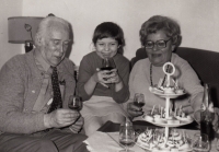 Miroslava Šmuková's aunt named Jiřina Jelínková, convicted in the 1950s for helping political prisoners in the prison in Ostrava-Heřmanice. Jiřina Jelínková's husband Eduard is on the left. In the middle, Miroslava Šmuková's daughter and Jiřina Jelínková's niece Jana. A photo from the early 1980s