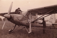 Jan při práci zemědělského redaktora – u zemědělského letounu Aero L-60 Brigadýr