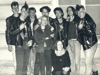 October 1989, Prague Punkeden / Našrot with fans (above from left: punker Sandál Hans, Martha and Sonia, Hraboš, Jouza and Špagát, below: Jouza's ex-girlfriend / Photo: Š. Stejskal)