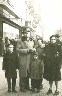 Dagmar Ryčlová s rodiči a sourozenci, rok 1954 (2. zprava)