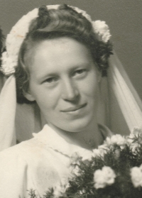 Wedding photo of Ludmila Herotová in 1953