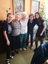 Pupils of Chelčického Primary School with Dagmar Hazdrová during the recording of an interview as part of the Stories of Our Neighbours project