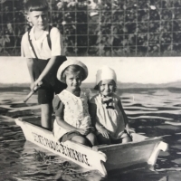 Květoslava Bartoňová (right) with her sister Adéla wearing a necklace with the slogan 'Save laundry, save your hands', promoting the hand and electric washing machines of the Bartoň YORD factory, ca. 1938