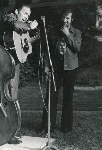 Josef Motyčka during a concert of the McLain Family Band bluegrass band, U.S. embassy in Prague, June 5, 1975