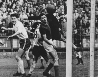 1963, Kladno - Sparta 2:1. Kadraba scores a goal for Sparta