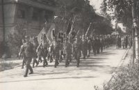 Parádní marš hitlerjungend podél Tyršova domu v Poličce