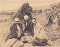 The father of Jindřich Černý (in the middle) with his hunting neighbours and a hunted roe deer in a field in Dobročovice before the Second World War