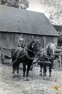 Josef Vychopeň the Elder in the yard in Leskovec