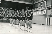 Kamil Brabenec v dresu ČSSR (třetí zprava) na olympijské kvalifikaci v kanadském Hamiltonu, 1976