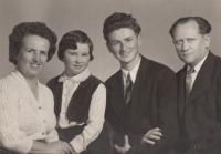 With parents and sister, 1958