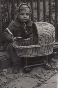 Alena Vondrášková u babičky v Janově, 1960