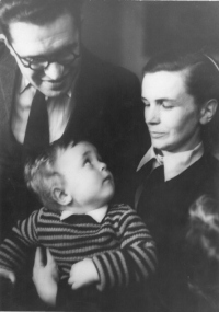 Petr Feldstein with his parents in their new apartment in Letná, 1945