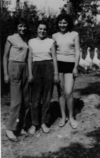 Růžena Teschinská as a student in 9th class, primary school (centre), 1961