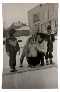 Witness with children near the family house in Vrútky, probably 1984/1985