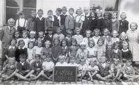 In the first grade (school year 1939/1940), Jaromíra Fassmannová is first from right in the second row