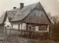 The house in Vernéřovice, where the witness grew up