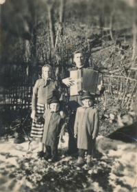 The Nedved family from Eibenthal. Below left, the younger František and next to him the older brother Ernest, whom Irma later married. The picture was taken in the first half of the 1950s and most probably comes directly from Baragan, where the family was deported in June 1951