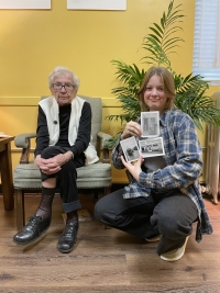 Eva Haňková with a student of the TGM Czech School in Chicago during the filming for Post Bellum, 2022