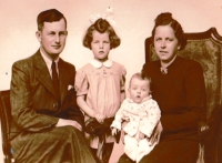 Věra Pittermannová with her parents and younger sister