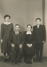 The Riedl family - mother Frieda, siblings Anna and Edvin, father Gustav