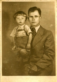 Photo of Myroslav Hudz at the age of two with his father Dmytro, 1940.