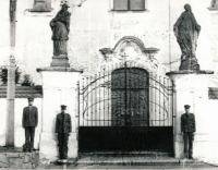 Soldiers in front of the monastery in Sázava, 1986/1987