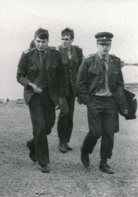 Martin Cvrček (on the left) with other graduates during military service in the class of 1986/1987