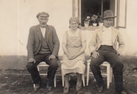 Dad with parents in front of the farmhouse in Dědkov, 1925