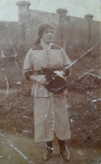 The contemporary witness's mother, a singer and an assistant for children at Jedlička's and Bakule's Institute