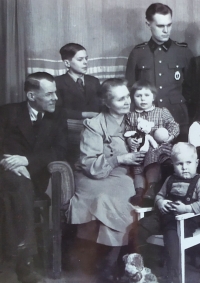 Horst Moudrý (second left) in a family photograph from 1942. His father is sitting in front of him. 