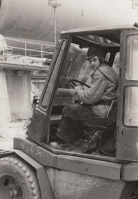 Pavel Odehnal při práci v Cementárně Mokrá, 1977