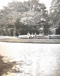 Alena Štěpánková Veselá s bratrem Karlem a maminkou Helenou na výletě v Lednici v roce 1928