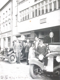 Alena Štěpánková Veselá (3. zprava) na fotografii se slavným klavíristou Rudolfem Firkušným (2. zleva) v roce 1934