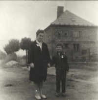 Jan Tomsa with his mother, the first walk to school, in front of the villa his parents built in Jaroměř Na Ptákách