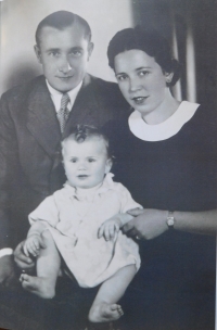 Jaroslav and Edeltraud Pavlik with little Vera