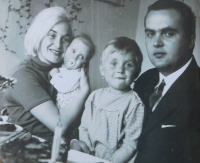 Husband and wife Peštukovi with children