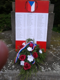 Plaque with the names of the victims of the August 1968 occupation of Czechoslovakia and a crown of thorns placed by Jan Tomsa on 8 May 2020 at the statue of the Red Army in Jaroměř