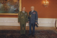 Roman Kopřiva (vlevo) s generálem Milanem Píkou na Pražském hradě v roce 2014 při povýšení na armádního generála 