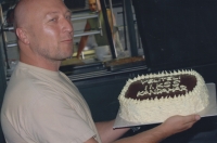 Roman Kopřiva s dortem během mise 2009 v Afghánistánu