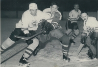 Vladimír Nadrchal in the jersey of ZKL Brno in the first half of the 1960s. On his face is one of the first goalkeeper masks in Czechoslovakia