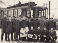 Vladimír Nadrchal (čtvrtý zleva) a tým ZKL Brno z roku 1965 po zisku 10. titulu mistra Československa