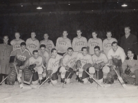 Brankář Vladimír Nadrchal (druhý zleva) na snímku mužstva Rudé hvězdy Brno kolem roku 1960