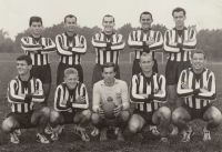 Vladimír Nadrchal (second from the top right) with his hockey teammates from Brno, but this time in a football jersey