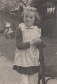 Hana Bébrová v první třídě, 1956