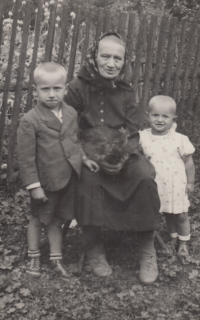 Babička Františka Němečková s vnoučaty Milošem a Blankou, Oharka, asi 1938