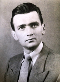 Generálův syn Karel Mareš (*1925). „Řekl, že jede na prázdniny za mámou do Horažďovic a spolu s kamarádem utekli přes hranice do Německa. Dostal se na Nový Zéland, vzal si Češku a přestěhovali se do Austrálie. Pochopitelně to tátovi taky nepřispělo. Nejdřív byl ve vazbě kvůli generálovi Píkovi a později kvůli bratrovi. Že utekl za hranice jsme se ale dozvěděli až těsně před tátovou smrtí,“ vypráví o svém nevlastním bratru Karlovi Dagmar Jungmannová