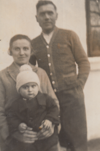 Rodiče Prudilovi (Alois a Augustina) a prvorozený syn Jaroslav, poč. 30. let