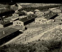 Pohled na tábor Hodonínek, v levém horním rohu fotografie je vidět domek Prudilových na tzv. Oharce (z domu se vystěhovali pravděpodobně kolem roku 1941 a posléze byl používán při stavbě silnice z Rozseče do Hodonína u K.)