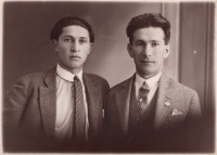 From left Oskar Weiss, Arnošt Ungár, Prešov, 1921
