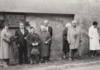 Setkání před pamětní deskou na Karlově (zleva pamětnice, vedle bratr Jaroslav, muž zcela vpravo je příbuzný Prudilových), 80. léta